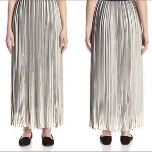 Zero Degrees Cream & Black Pleated Maxi Sk…